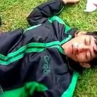 sibuk-lihat-ponsel-driver-ojek-online-tabrak-gerobak-mie-ayam