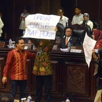 rapat-paripurna-dipimpin-oesman-sapta-diprotes