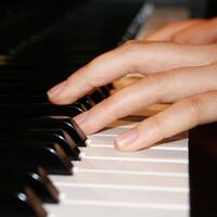 5-manfaat-tak-terduga-dari-bermain-piano