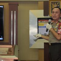 orang-asing-sempat-duduk-di-depan-rumah-novel