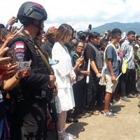 cantiknya-julie-estelle-saat-ikut-prosesi-semana-santa-di-larantuka-ini-foto-fotonya