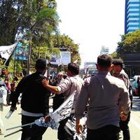 massa-hti-makassar-bentrok-dengan-banser-gp-ansor