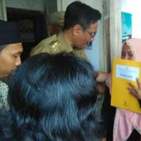 tangis-haru-warga-saat-ikut-program-bedah-rumah