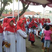 ibu-ibu-berkerudung-merah-siap-sambut-megawati-dengan-shalawat