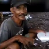 pria-ini-rela-tidak-makan-asal-kucing-kucingnya-tidak-kelaparan