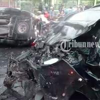 jalur-puncak-ditutup-total-belasan-mobil-rusak-parah-akibat-tabrakan-beruntun