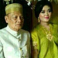 mantan-wakil-walikota-lamar-gadis-yang-usianya-terpaut-45-tahun-mas-kimpoinya-wahhh