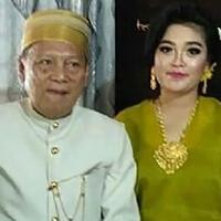 fitri-juga-dapat-kado-mobil-seharga-rp-491-juta-dari-suaminya-yang-berusia-70-tahun