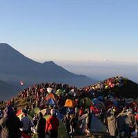banyak-pendaki-gunung-prau-seperti-wisatawan-pake-celana-jin-dan-sepatu-kets