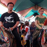 demi-cinta-pria-kaya-taiwan-rela-disunat-diarak-naik-kuda-di-cirebon