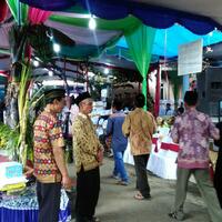 sebelum-nikah-pengantin-ini-bagi-bagi-uang-ke-semua-tempat-ibadah