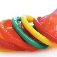 masturbasi-dengan-singkong-berbalut-kondom-wanita-ini