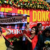 karangan-bunga--ayo-dukung-oke-oce--di-balai-kota-dirusak