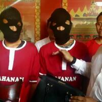 jatuh-ke-sawah-dua-jambret-bule-ceko-digulung-polisi