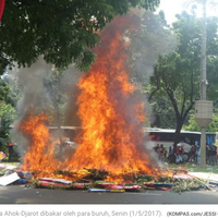 buruh-bakar-karangan-bunga-untuk-ahok-djarot