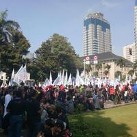 massa-buruh-dilarang-mendekati-istana