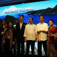 saat-jokowi-bersandingan-dengan-bung-karno-di-hong-kong