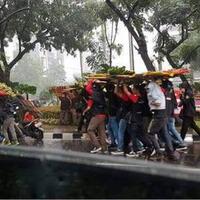 hujan-buruh-gunakan-karangan-bunga-untuk-ahok-jadi-pelindung