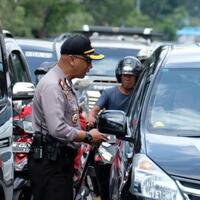 kapolresta-pekanbaru-tegur-pengendara-yang-parkir-sembarangan