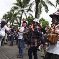 pendukung-ahok-aksi-5-ribu-mawar-saat-sidang-vonis