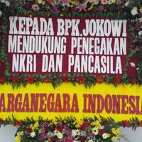 demam--karangan-bunga-menjalar-ke-istana