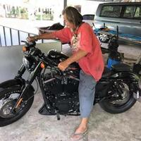 penampilannya-lusuh-pria-tua-ini-dicuekin-saat-beli-harley-davidson
