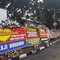ucapan-di-mabes-polri-kurir-satu-orang-bisa-pesan-22-karangan-bunga