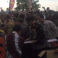 jokowi-bagi-bagi-buku-tulis-warga-bekasi-histeris