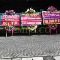 8-karangan-bunga-misterius-berdatangan-di-balai-kota-surakarta