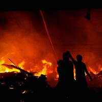 50-rumah-petak-di-klender-hangus-terbakar