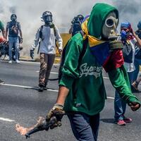 demonstrasi-berdarah-venezuela-patung-hugo-chavez-ditumbangkan