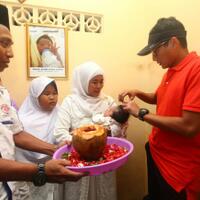 sandiaga-jenguk-bayi-yang-acungkan-3-jari-ala-ok-oce-saat-pilgub