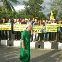 pemuda-islam-gelar-aksi-damaiminta-gubenur-kalbar-di-turunkan