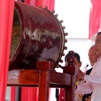 presiden-saksikan-parade-kapal-nelayan-di-puncak-pesta-laut-mappanretasi