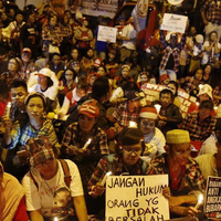 aksi-bakar-spanduk-usai-kini-massa-nyalakan-lilin-di-cipinang