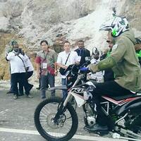aksi-jokowi-ngetrail-susuri-pegunungan-trikora-wamena