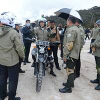 jokowi-bermotor-trail-di-papua