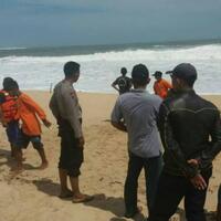 asyik-selfie-di-pantai-pengunjung-dan-motor-digulung-ombak