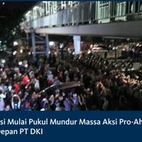 polisi-mulai-pukul-mundur-masa-aksi-pro-ahok-di-depan-pt-dki