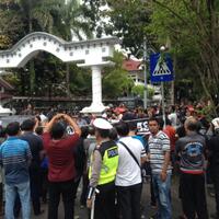 soal-fahri-hamzah-massa-kembali-geruduk-kantor-gubernur-sulut