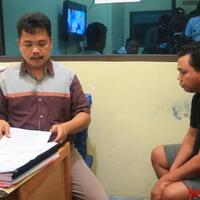 sambil-angkut-pasir-buruh-pasir-ini-nyambi-jual-kupon-putih