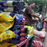 sembako-murah-di-halte-transjakarta-keluar-bus-bisa-langsung-beli