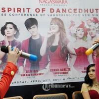 duo-anggrek-tetap-tumbuh-mekar-di-goyang-nasi-padang