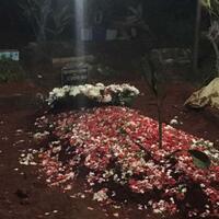 isak-tangis-mengiringi-pemakaman-adam-di-malam-hari