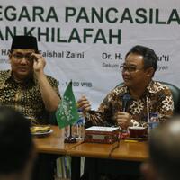 hti-tarik-massa-dengan-tulisan-keagamaan