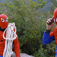 keren-deh-aksi-para-spiderman-pembersih-gunung-ini