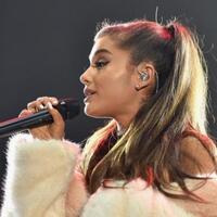pulang-setelah-ledakan-di-konsernya-ariana-grande-sedih-dalam-pelukan-sang-kekasih