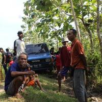 turunkan-6-orang-berbadan-besar-andung-baru-sadar-mobilnya-di-tengah-hutan-jati