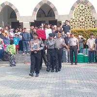 seorang-polisi-korban-ledakan-kampung-melayu-dimakamkan-di-lampung