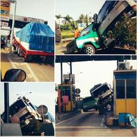 2-mobil-pepet-pepetan-di-pintu-tol-pool---detikoto